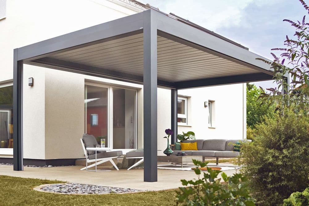 Große Terrasse mit gemütlichem Sitzplatz und Lamellenüberdachung