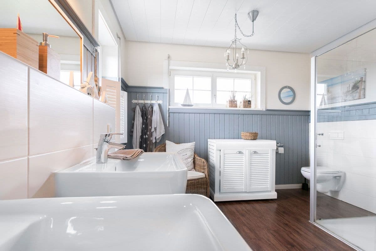 Helles Badezimmer mit Badewanne