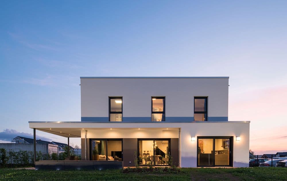 Modernes Haus mit Einliegerwohnung.