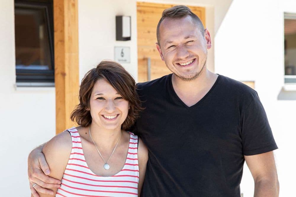 Baufamilie vor dem neuen Eigenheim