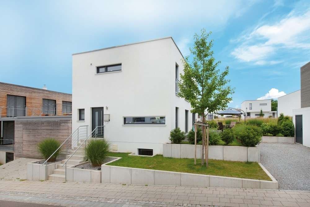 Kubisches Fertighaus mit Vorgarten