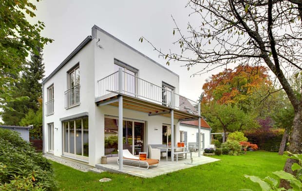 Moderner Anbau aus Holz mit mineralischem Außenputz