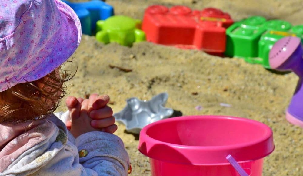 Spielzeug im Sandkasten