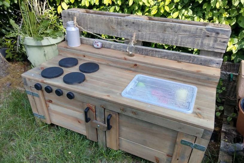 Matschküche aus Holz im Garten