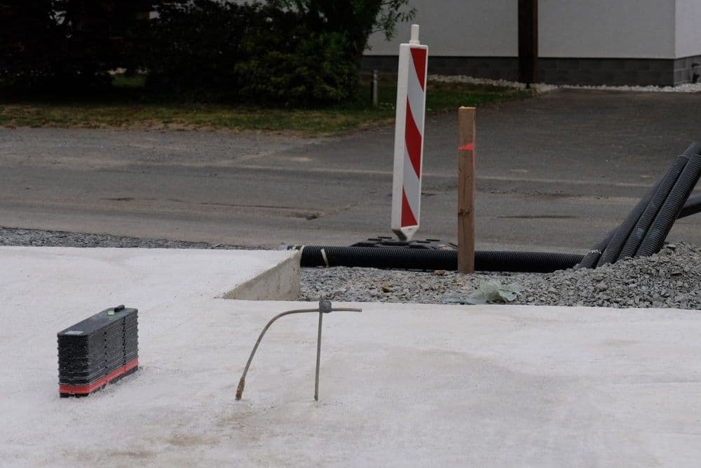 Nahaufnahme einer Bodenplatte auf der Baustelle eines Fertighauses