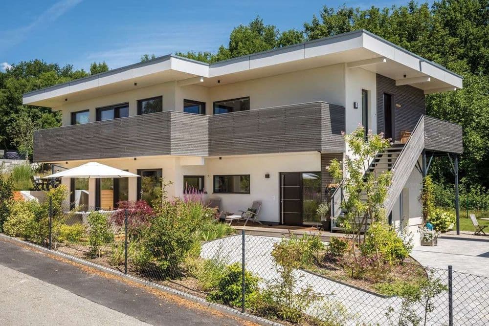 Modernes Fertighaus mit Flachdach, Balkon und Terrasse