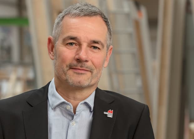 Expertenportrait: Geschäftsführer mit langjähriger Erfahrung in Produktion und Fertigung. Ihr Partner für professionelle Unternehmensführung im Holzsektor.