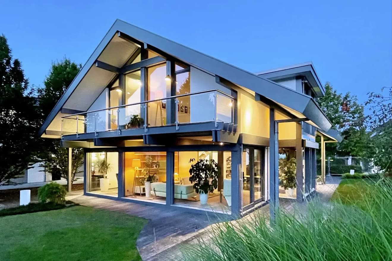 Musterhaus Hannover: Modernes Architektenhaus mit Glasfassade und Satteldach. Besichtigen Sie unser lichtdurchflutetes Traumhaus mit großzügigem Wohnkonzept.