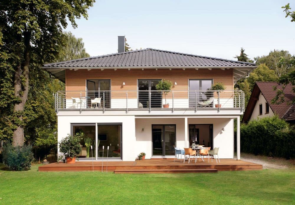 Moderne Stadtvilla mit Zeltdach, Terrasse und Balkon