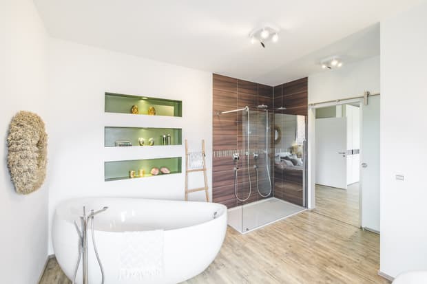 Modernes Badezimmer mit freistehender Badewanne, großer Glasdusche mit Holzfliesen und integrierten Wandnischen in Grün