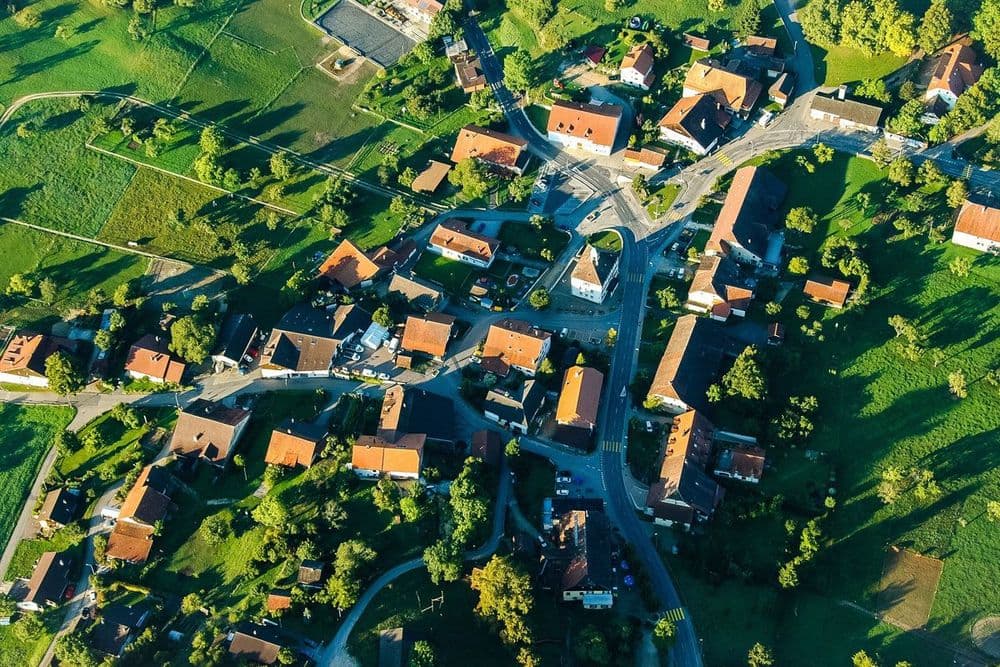 Luftansicht einer kleinen Siedlung