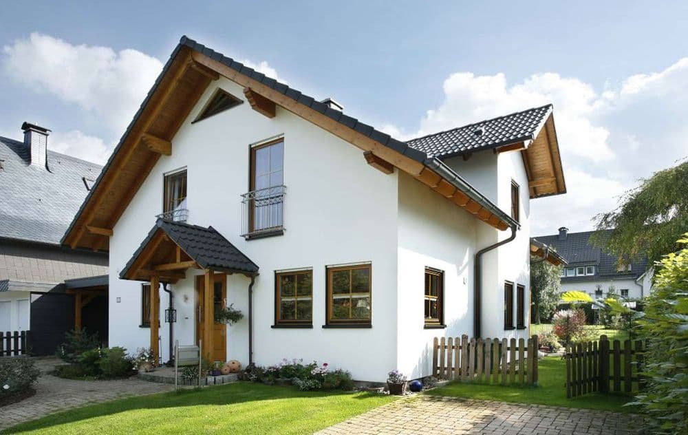 Fertighaus mit alpenländischen Elementen.