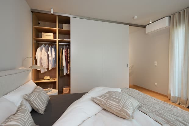 Schlafzimmer mit Schiebetüren