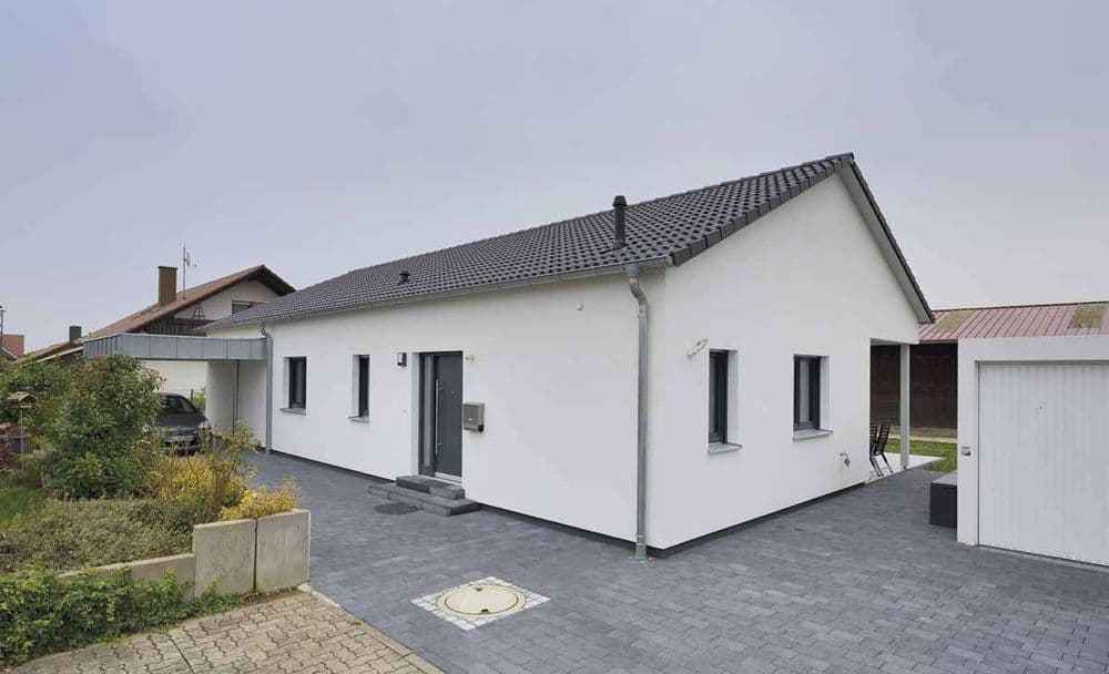 Moderner Bungalow mit Satteldach und Garage