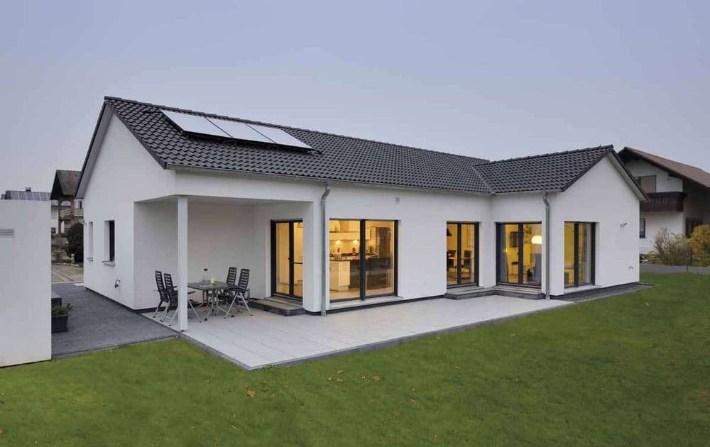 Moderner Bungalow mit Garten und überdachter Terrasse