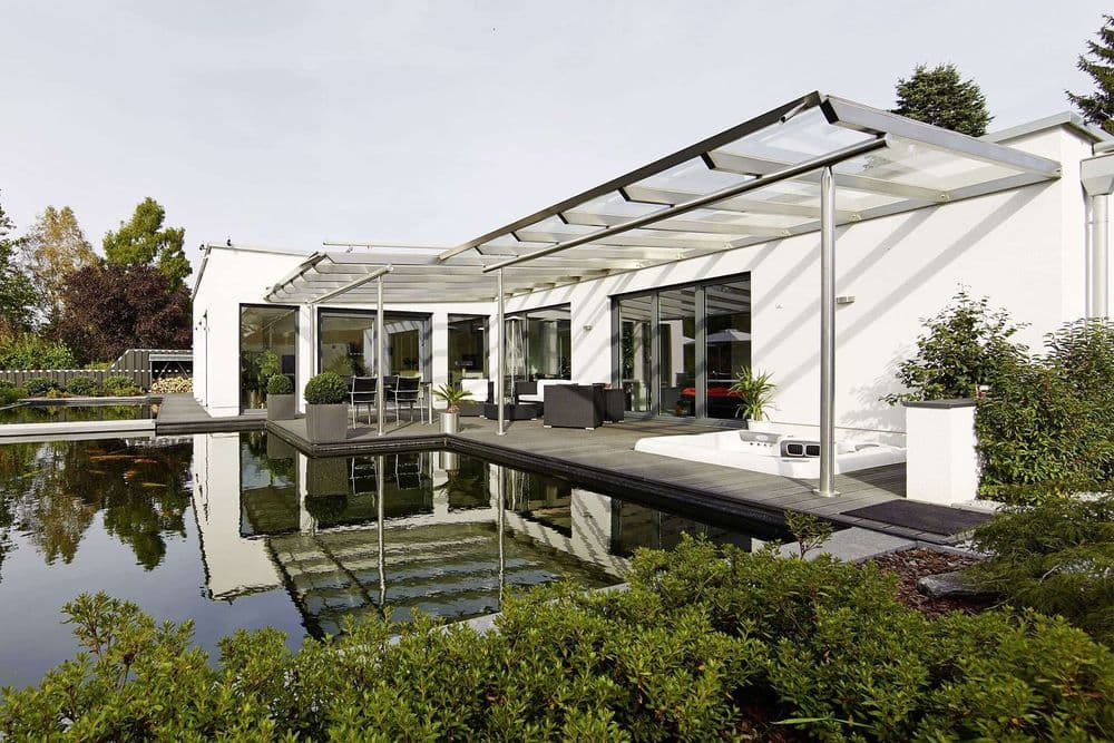 Kubischer Bungalow mit überdachter Sonnenterrasse und Pool