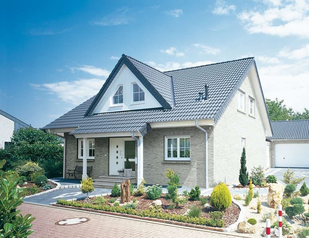 Gemütliches Einfamilienhaus in norddeutschem Baustil mit Spitzgaube und überdachtem Eingang