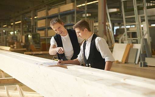 Produktion der Einzelteile für ein Fertighaus in der Fabrik