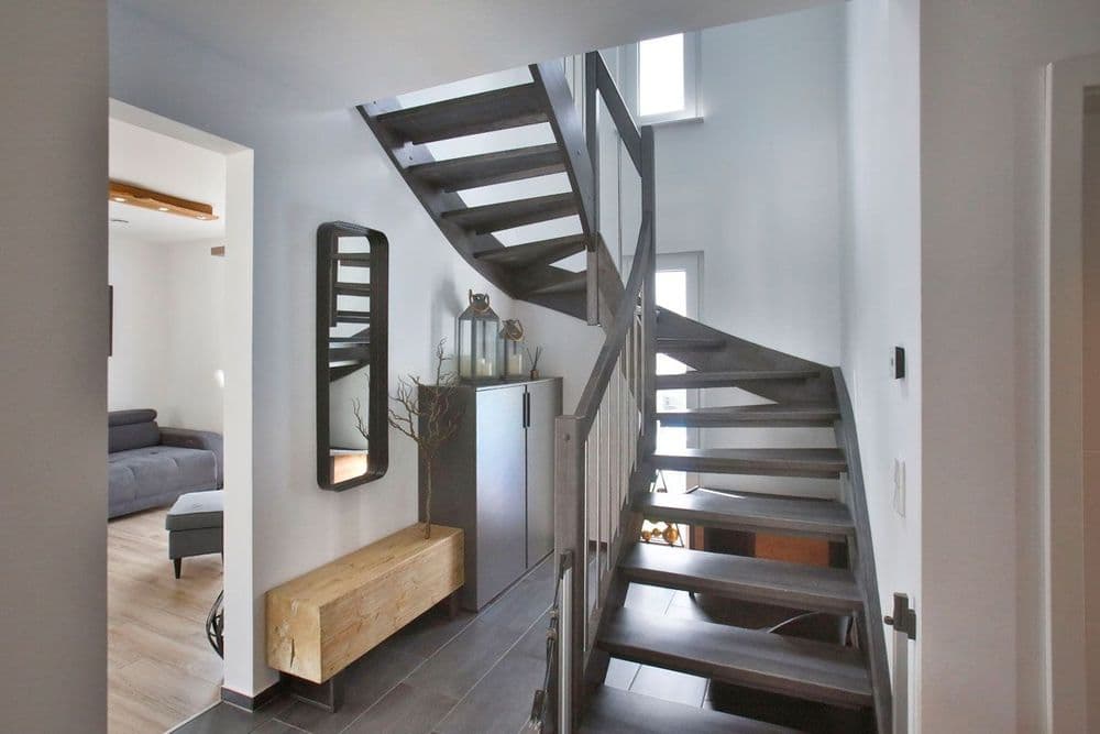 Heller Flur mit Eingangsbereich und Treppe