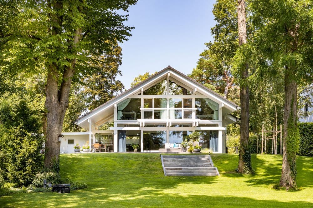 Modernes Fachwerkhaus mit Terrasse und großem Garten