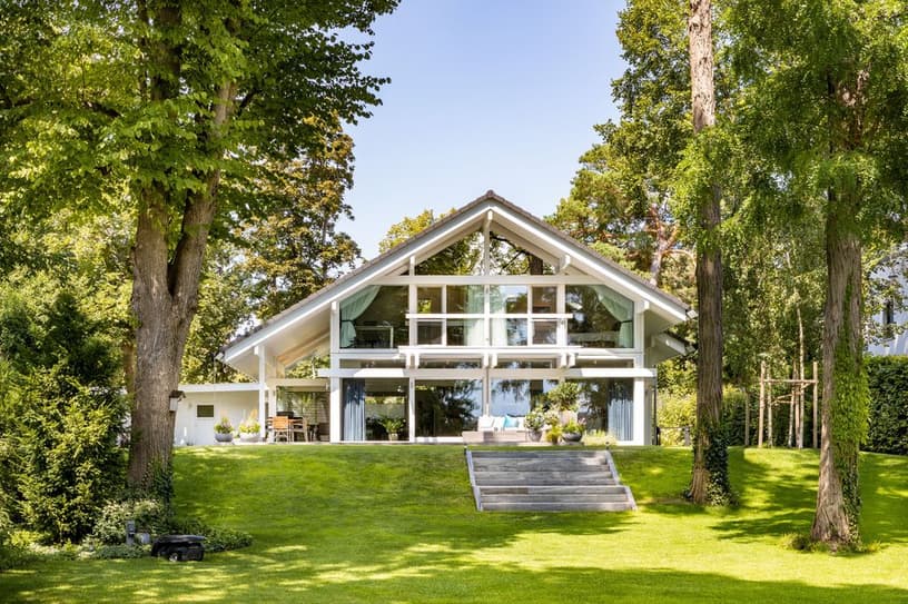 Modernes Fachwerkhaus mit Terrasse und großem Garten