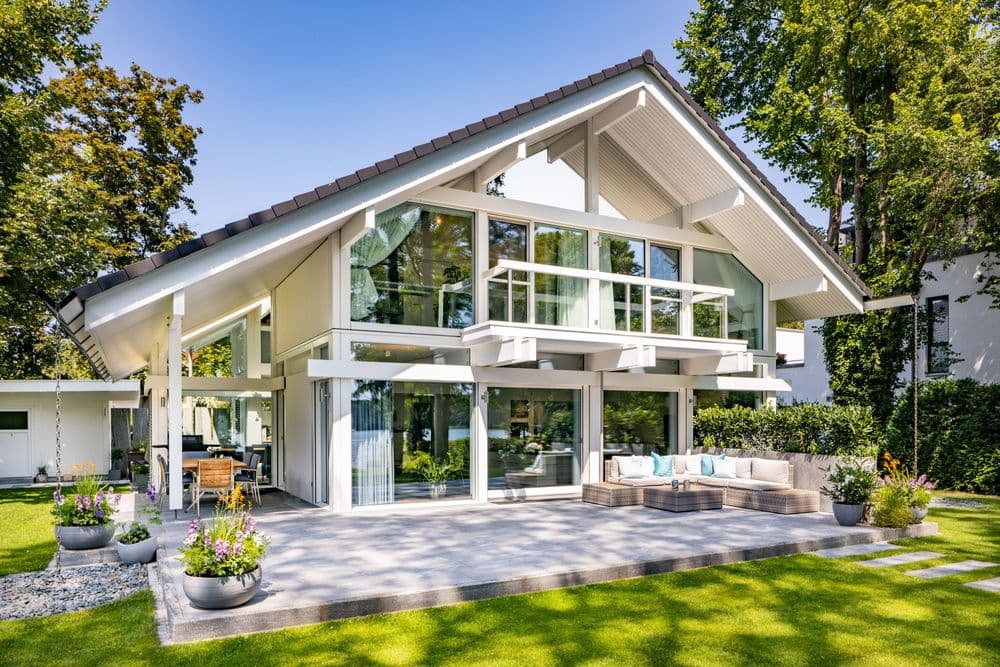 Modernes Fachwerkhaus mit Satteldach, Terrasse und Balkon