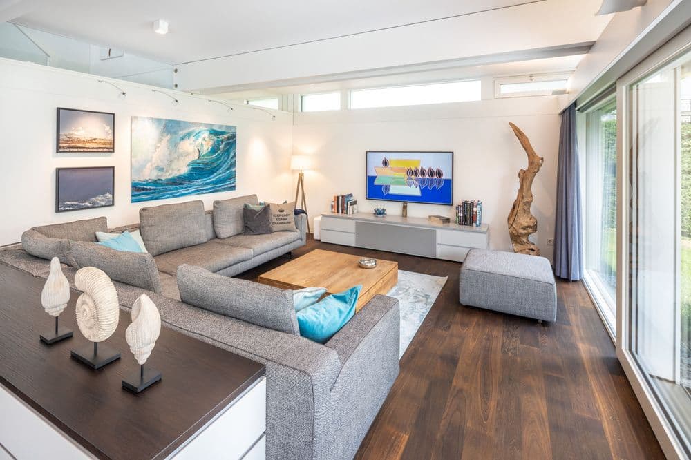 Offener Wohnbereich mit Sofaecke und Fernseher