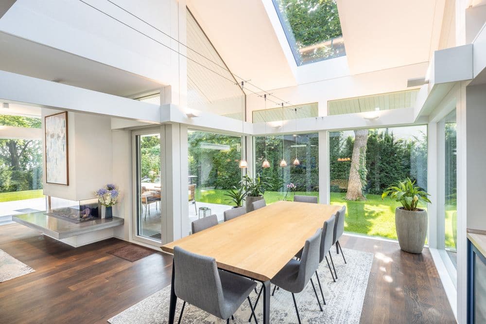 Offener Essbereich mit Kamin und Blick in den Garten
