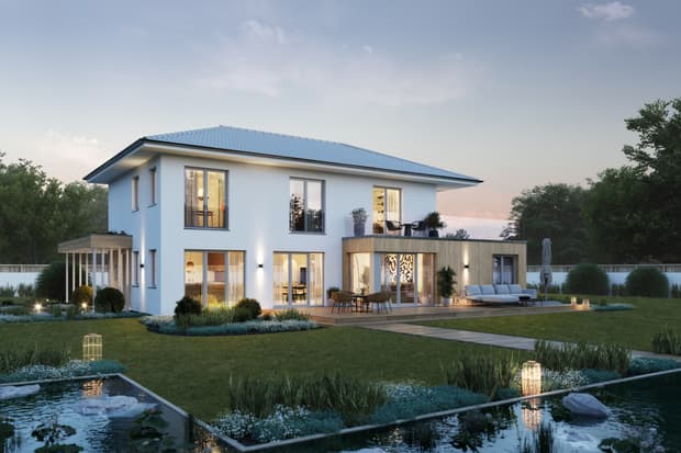 Modernes zweistöckiges Einfamilienhaus mit weißer Fassade, Holzverkleidung, großer Terrasse und Teich im Garten bei Abendlicht