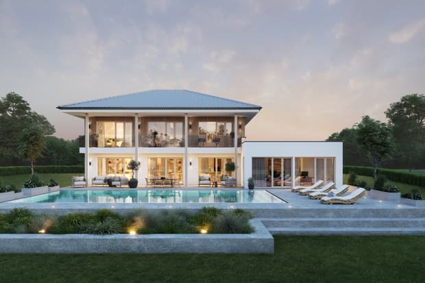 Modernes zweistöckiges Haus mit Glasfront, Holzfassade, Garten, Swimmingpool und Sonnenliegen bei Abendstimmung