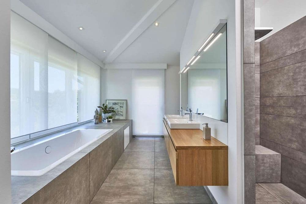 Badezimmer mit Badewanne und begehbarer Dusche