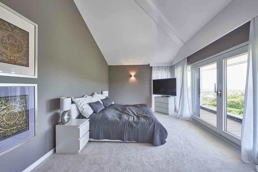 Schlafzimmer mit viel Tageslicht