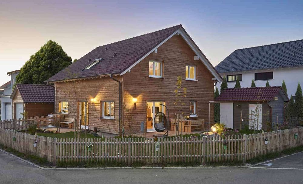 Modernes Fertighaus mit Satteldach und Holzfassade