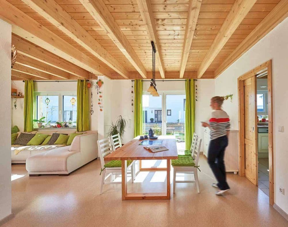 Helles Wohnzimmer mit vielen Holzelementen