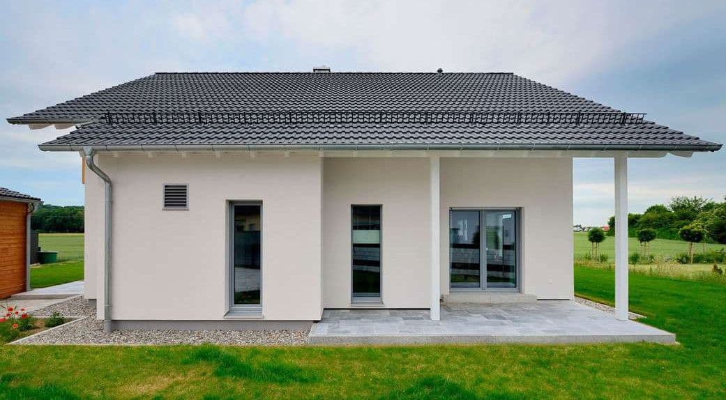 Einfamilienhaus mit Schneefangsystem und überdachter Terrasse