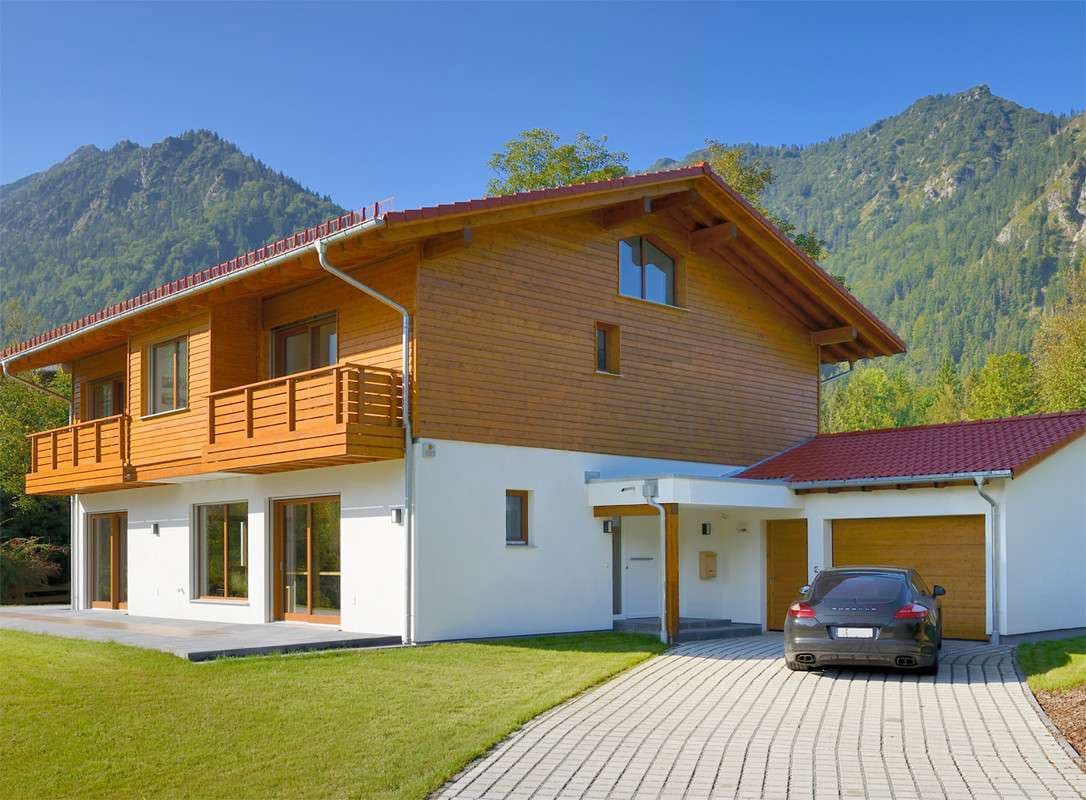 Modernes Alpenhaus mit Satteldach, Schneefanggitter und Garage