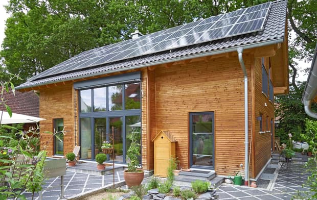 Holzhaus im Landhausstil, Lärchenfassade, große Glasfront, moderne Technik
