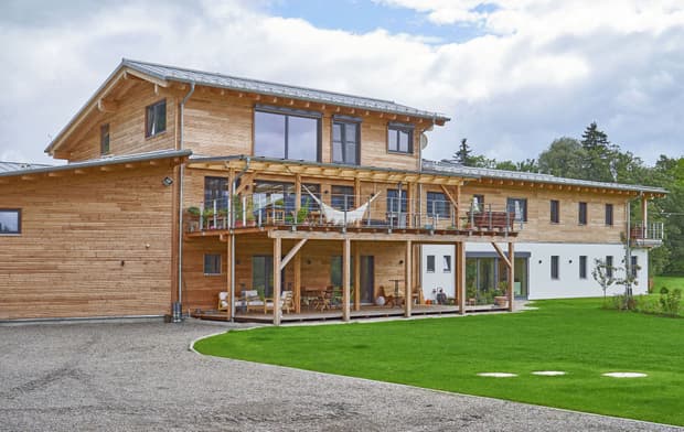 Moderne Tierheilpraxis und wohngesundes Privathaus in Holzbauweise