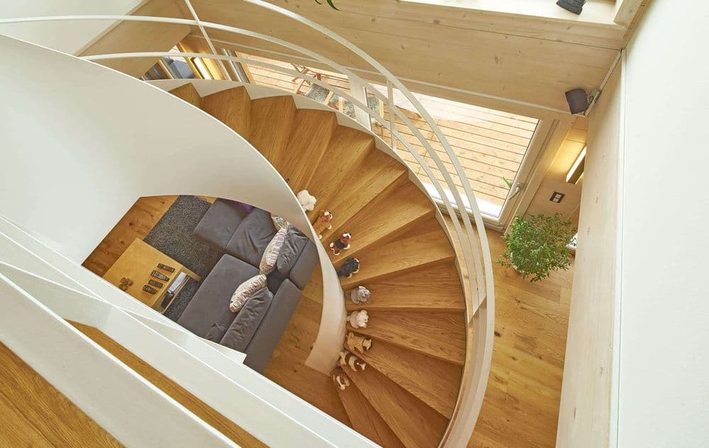 Moderne Spindeltreppe mit Holzstufen