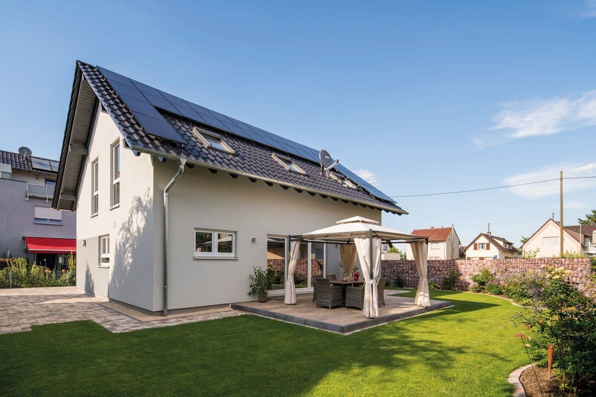 Modernes Fertighaus mit Satteldach, Garten und Terrasse