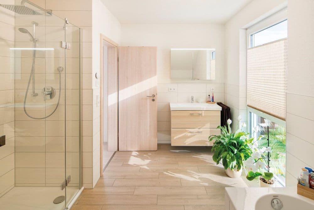 Badezimmer mit verglaster Dusche