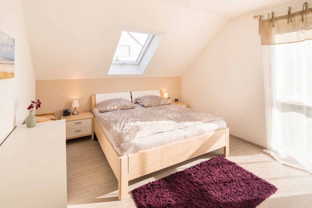 Heller Schlafzimmer mit Dachschräge