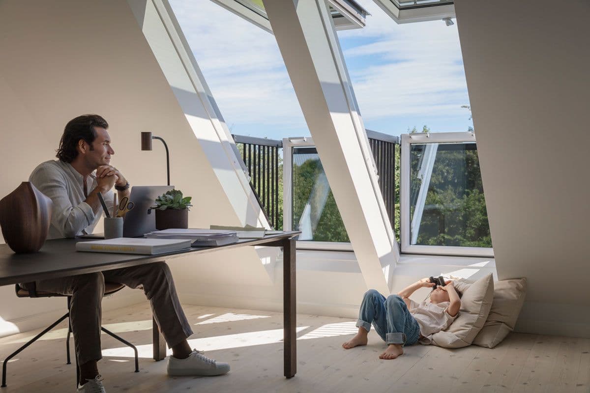 Dieses Arbeitszimmer wird durch zwei große Velux-Dachfenster und ausklappbare Balkons aufgewertet