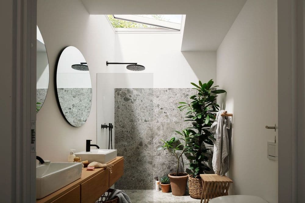 In diesem Badezimmer kommt das Tageslicht von oben dank einem Dachfenster von Velux