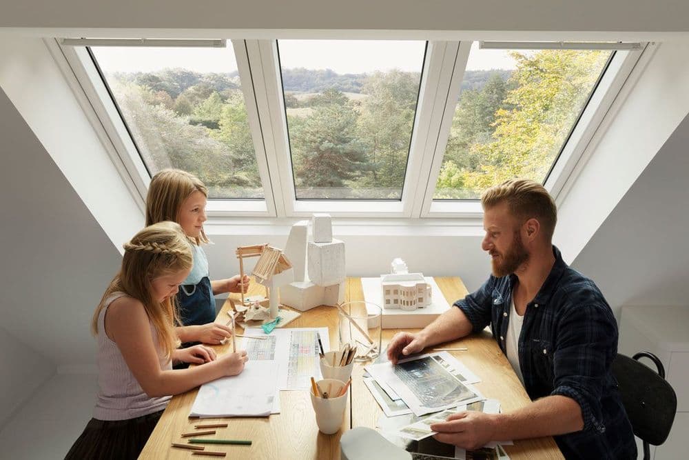 Der Essbereich wird dank der Velux Dachfenster aufgehellt