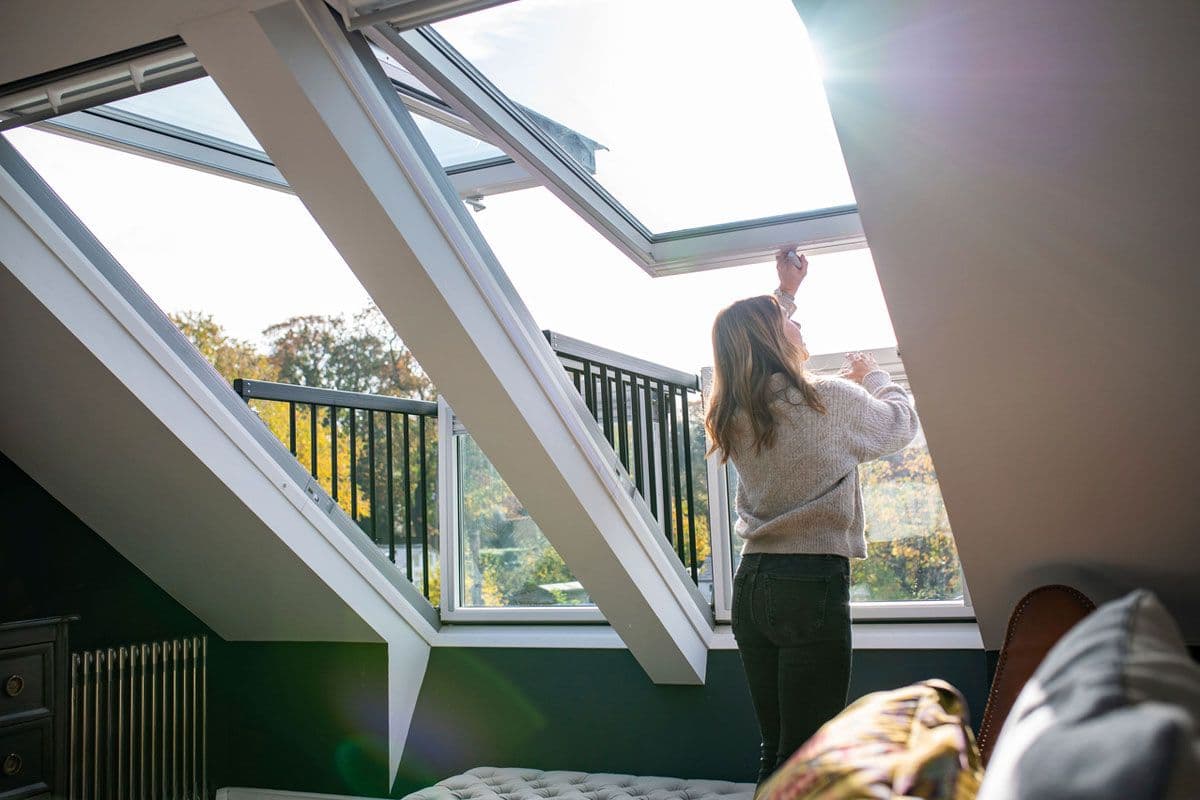 Große Dachfenster von Velux sorgen für viel Tageslicht und frische Luft