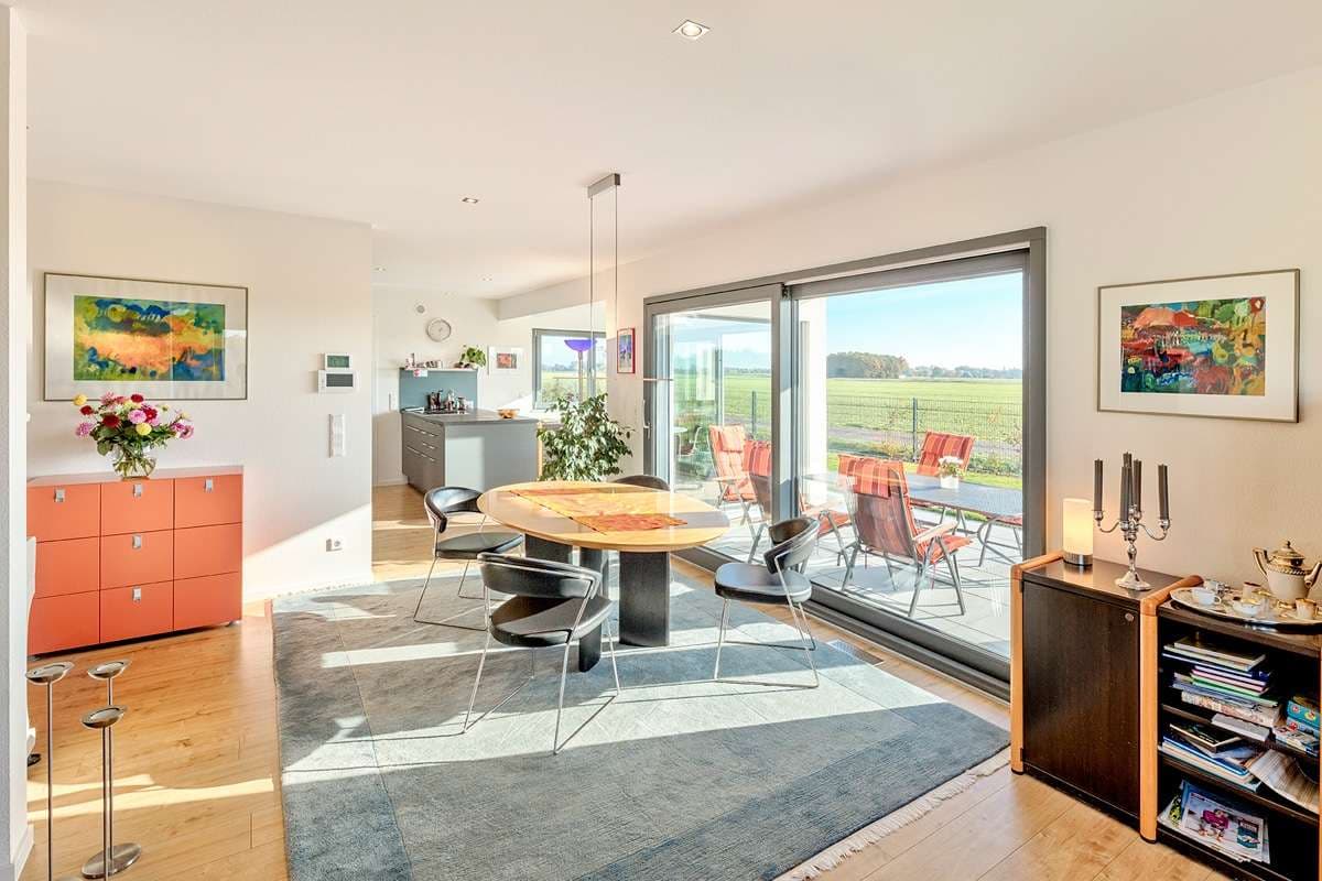 Wohnzimmer mit viel Tageslicht und Zugang zur Terrasse
