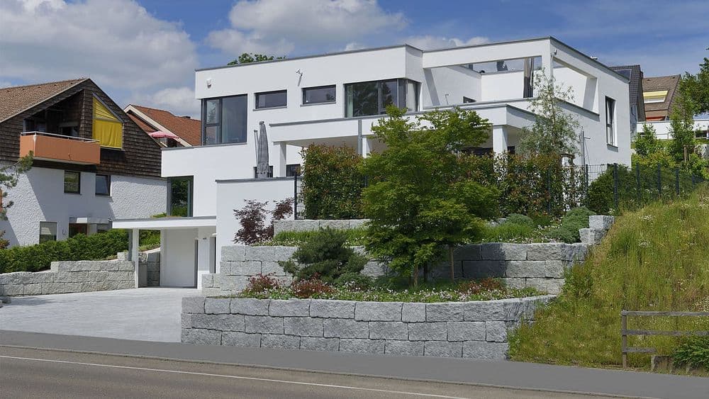 Blick auf ein modernes Fertighaus im Bauhausstil von der Straße