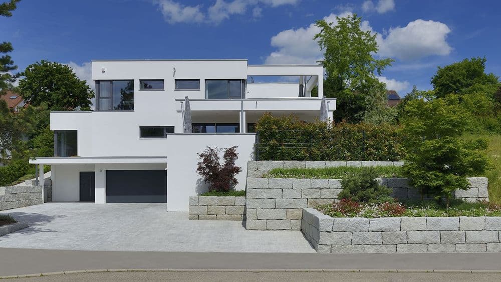 Frontalansicht eines modernen Fertighauses mit Flachdach im Bauhausstil