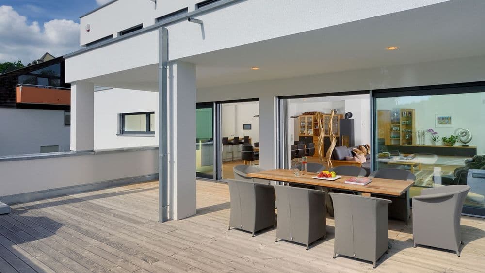 Überdachte Dachterrasse mit Holzboden